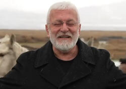 Klip çəkilişi zamanı məşhur müğənnini at vurdu - VİDEO