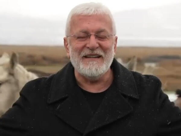 Klip çəkilişi zamanı məşhur müğənnini at vurdu - VİDEO