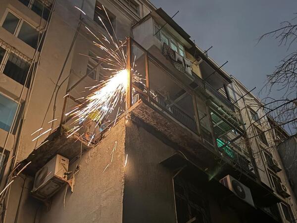 Bakıda yaşayış binasının daxili fasadında özbaşına artırma işləri dayandılıb - <span class="color_red">FOTO</span>