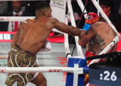 Coşua ilə döyüşən Ceyk Polun çənəsi SINDI - <span class="color_red">FOTO</span>