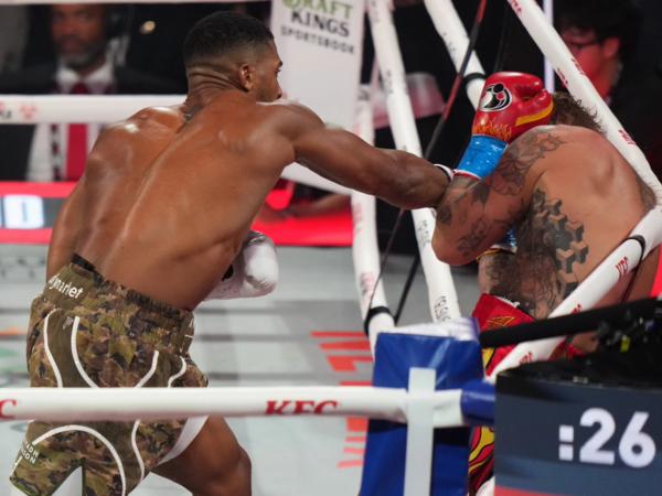 Coşua ilə döyüşən Ceyk Polun çənəsi SINDI - <span class="color_red">FOTO</span>