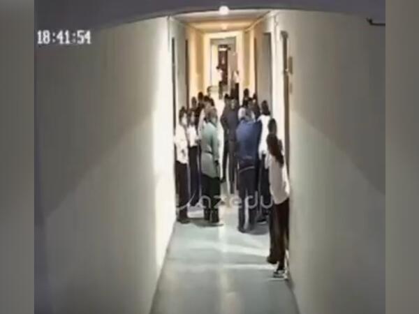 Boğazında çörək qalan şagirdi belə xilas etdilər - Anbaan görüntülər