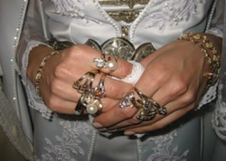 Gəlin "zərgərlik mağazası"na çevrildi -  Bərzani ailəsi ilə qohum oldular - <span class="color_red">VİDEO</span>