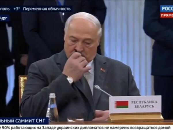 Putinin çıxışı zamanı etdiyi hərəkətlə gündəm oldu - <span class="color_red">VİDEO</span>