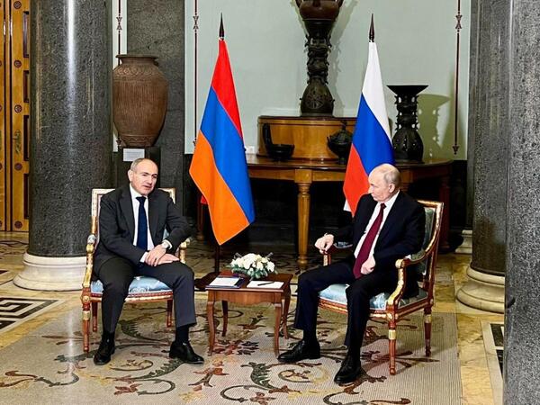Putin və Paşinyan görüşdü