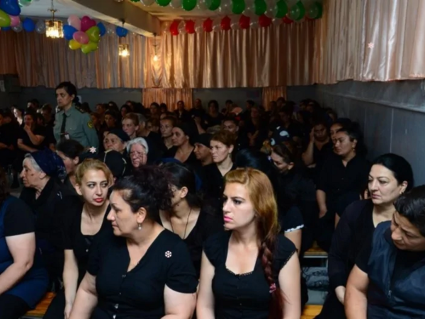 22 qadın məhkum azadlığa buraxıldı- 2-si övladı ilə birlikdə