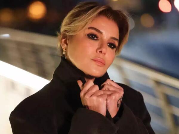 Gülben Ergendən qeyri-adi dekolte: Bütün nəzərlər üzərində