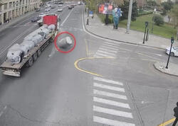 Hərəkətdə olan maşından yola yük düşdü, təhlükəli vəziyyət yarandı - <span class="color_red">VİDEO</span>