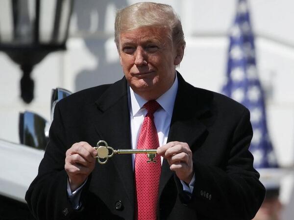 Tramp Ağ Evin açarını görün kimə hədiyyə edib