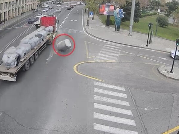 Hərəkətdə olan maşından yola yük düşdü, təhlükəli vəziyyət yarandı - <span class="color_red">VİDEO</span>