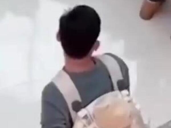 Ata kürəyinə bağladığı övladını unutdu - çantada AXTARDI - <span class="color_red">VİDEO</span>