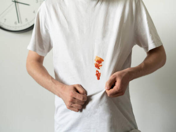 Ağ geyimlərdəki ləkələri bu üsullarla yox edin