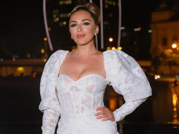 46 yaşlı Əməkdar artist dərin yarıqlı libası ilə DİQQƏT ÇƏKDİ - <span class="color_red">VİDEO</span>