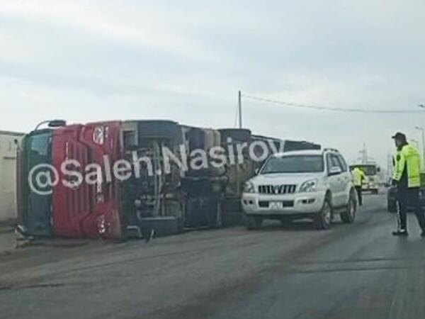 Sumqayıtda TIR aşdı - <span class="color_red">VİDEO</span>