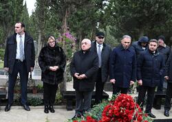 Əli Əsədov təyyarə qəzasında həlak olan ekipaj üzvlərinin məzarını ziyarət edib - <span class="color_red">FOTO</span>