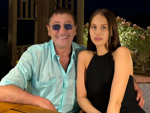 62 yaşlı Xalq artisti toyu üçün Putindən icazə alacaq: 19 yaşlı qızla EVLƏNİR