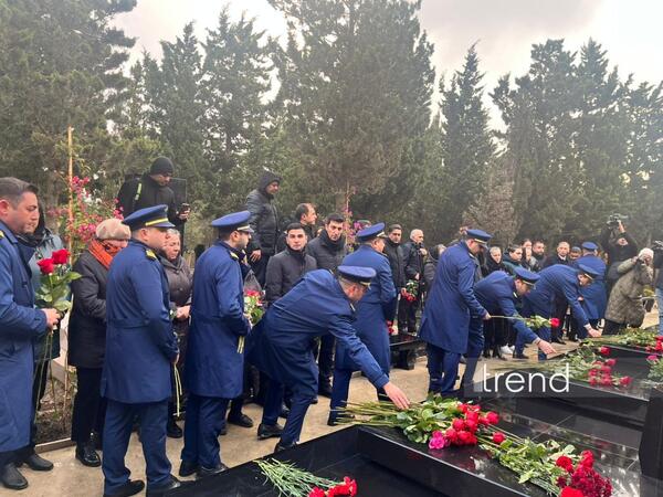 AZAL təyyarəsinin qəzaya uğramasının ildönümü ilə bağlı Milli Qəhrəmanların məzarları ziyarət edilib - FOTO