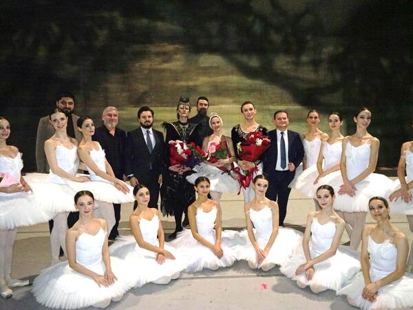 Opera və Balet Teatrının təqdimatında "Qu gölü" baleti Fransanın "Nitsa" və Belorus Böyük teatrının aparıcı solistləri tərəfindən ifa olundu - FOTO