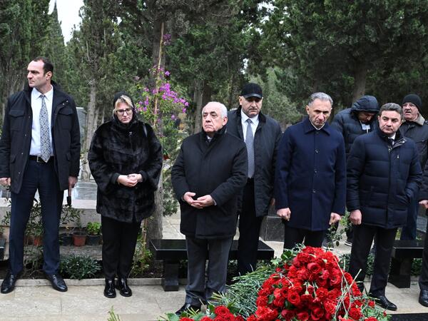 Əli Əsədov təyyarə qəzasında həlak olan ekipaj üzvlərinin məzarını ziyarət edib - <span class="color_red">FOTO</span>