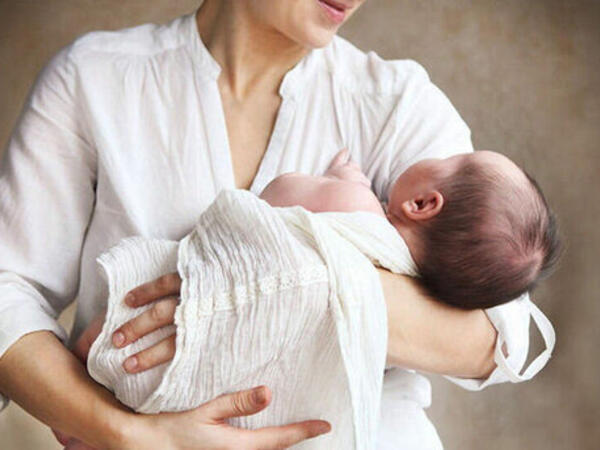 Həkimlərdən valideynlərə xəbərdarlıq: Körpələri yelləməyin