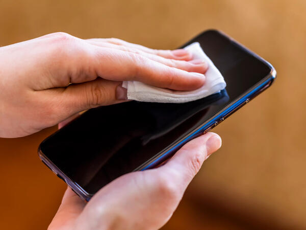 "Mobil telefonlarda olan bakteriyalar unitazdan 18 dəfə çoxdur"