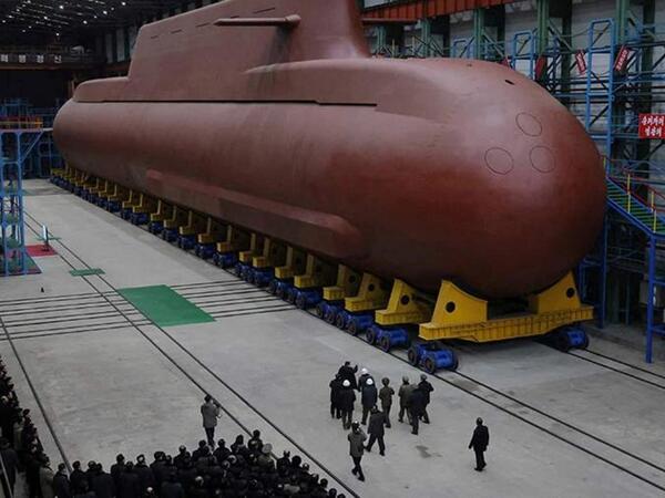 Şimali Koreya tikilməkdə olan atom sualtı qayığını nümayiş etdirdi