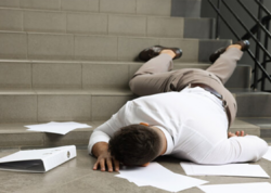 “ASAN Xidmət”də mühafizəçi ilə əlbəyaxa olub pilləkəndən yıxıldılar