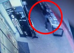 Bakıda mağazadan telefon oğurlayan qadının ANBAAN <span class="color_red">VİDEOSU</span>