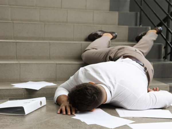 “ASAN Xidmət”də mühafizəçi ilə əlbəyaxa olub pilləkəndən yıxıldılar