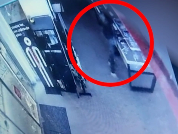 Bakıda mağazadan telefon oğurlayan qadının ANBAAN <span class="color_red">VİDEOSU</span>