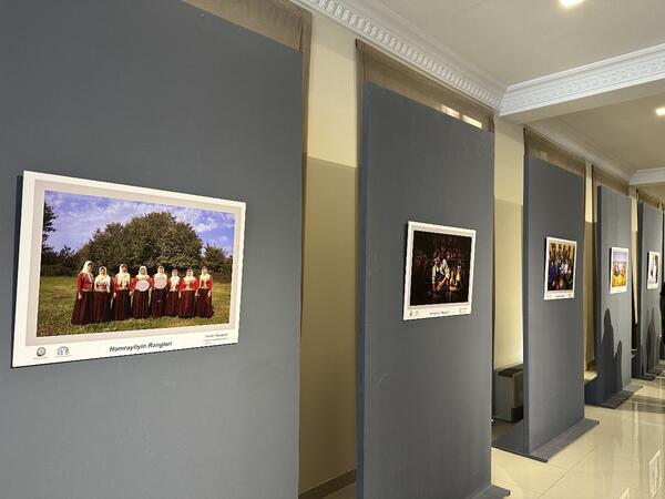 Gəncə Dövlət Filarmoniyasının "Həmrəyliyin rəngləri" adlı sərgi açılıb - FOTO