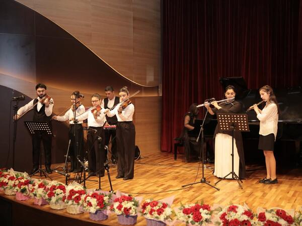 “Nəğməyə, rəngə, sözə dönən 90 il” adlı yubiley konserti keçirilib - <span class="color_red">FOTO</span>