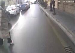 Bakıda "kamikadze piyada" avtobusun altında qalmaqdan son anda qurtuldu - VİDEO