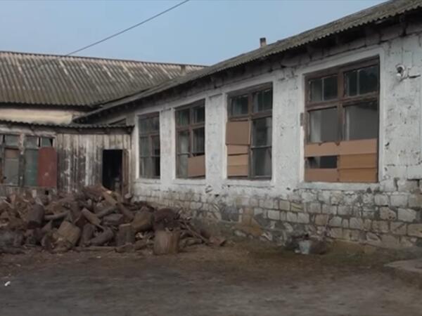 “Məktəbin pəncərəsində şüşə yoxdur, kartonla örtülüb”