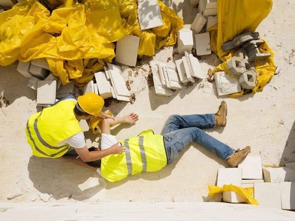 Başına 42 kq dəmir parçası düşən işçi dörd ildir şirkətlə görüşə bilmir - ŞİKAYƏT