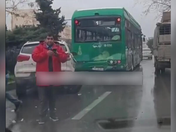 Bakıda marşrut avtobusları toqquşdu - Xəsarət alan var