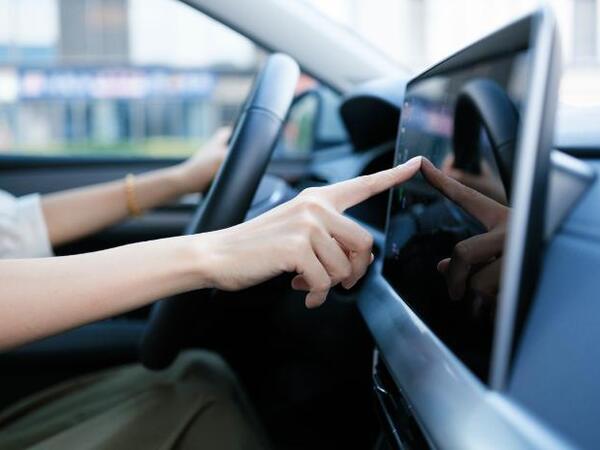 Avtomobillərdə sensorlu ekranlarla bağlı - Xəbərdarlıq