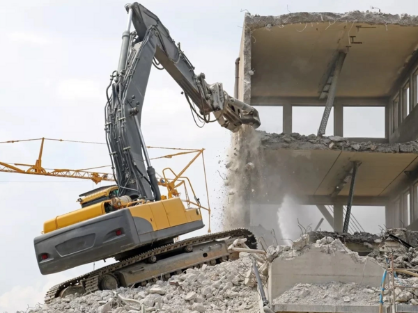 Bakıda qəzalı və plana düşən köhnə tikililərin TALEYİ: <span class="color_red"> Söküntü nə vaxt başa çatacaq?</span>