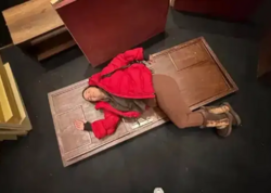 Tanınmış aktrisanın səhnədə başına qapı düşdü - <span class="color_red">FOTO</span>