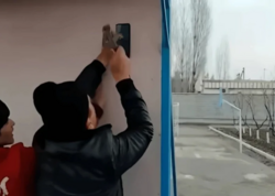 Direktor şagirdin telefonunu divara mismarladı - <span class="color_red">VİDEO</span>