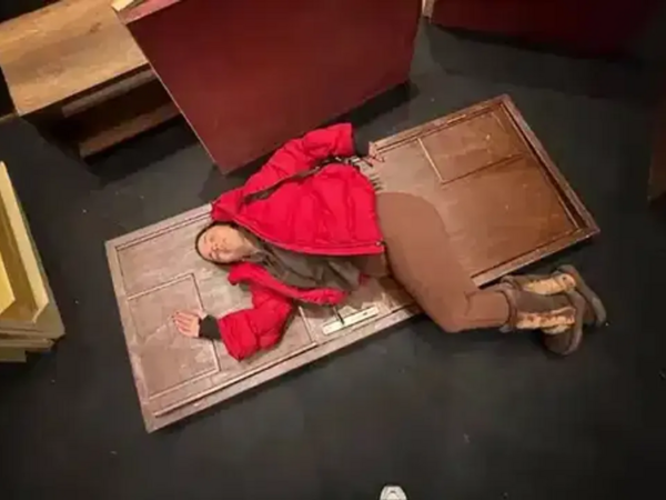 Tanınmış aktrisanın səhnədə başına qapı düşdü - <span class="color_red">FOTO</span>