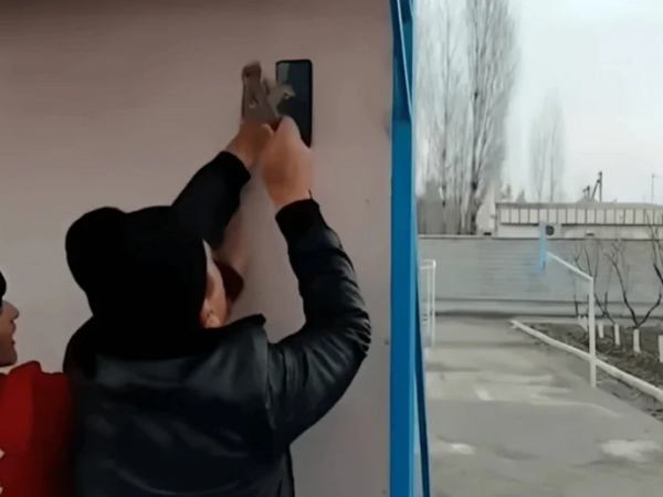 Direktor şagirdin telefonunu divara mismarladı - <span class="color_red">VİDEO</span>