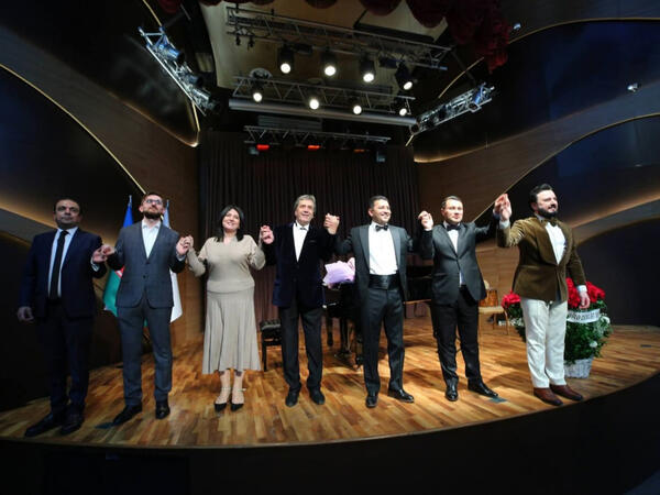 Ramil Qasımovdan bayram töhfəsi: İki saatlıq mikrofonsuz, tam canlı performans - FOTO