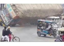 Hindistanda dəhşətli yol-nəqliyyat hadisəsi – <span class="color_red">VİDEO</span>