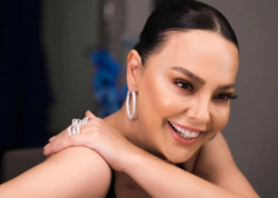 Ebru Gündeş kostyumu ilə gündəm oldu - <span class="color_red">VİDEO</span>