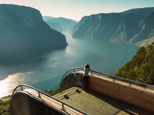 Yüksək maaş və hüzur bir arada: Yaşamaq üçün ən yaxşı ölkə seçildi