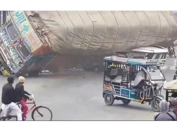 Hindistanda dəhşətli yol-nəqliyyat hadisəsi – <span class="color_red">VİDEO</span>