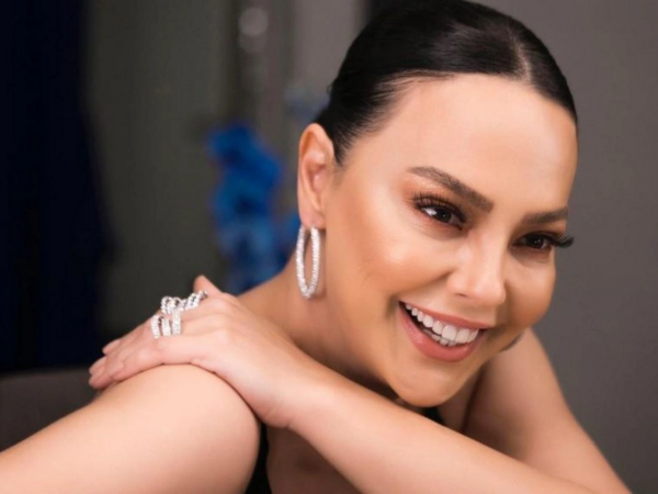 Ebru Gündeş kostyumu ilə gündəm oldu - <span class="color_red">VİDEO</span>