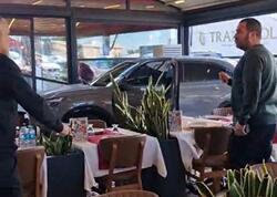Türkiyəli müğənni maşını ilə restorana çırpıldı - FOTO