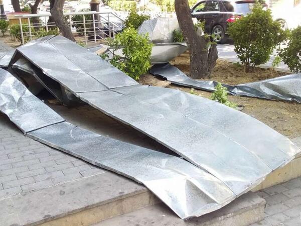 Güclü külək Bakıda binanın damını uçurdu - <span class="color_red">FOTO</span>